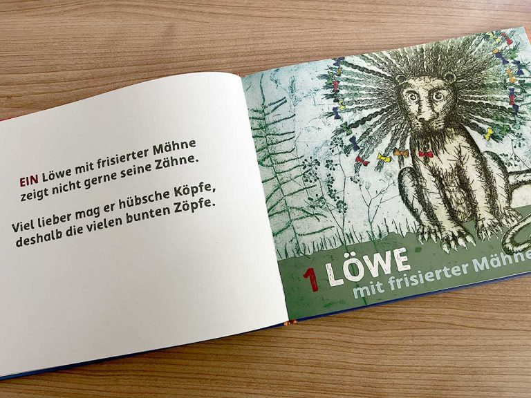 Ein Blick ins Buch: Ein Löwe mit geflochtenen Zöpfen.
