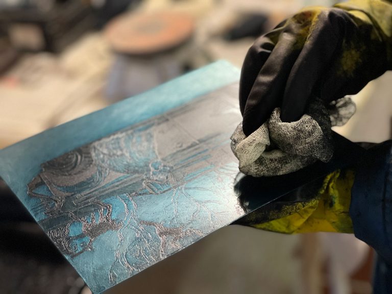 Druckgrafik im Atelier – eingefärbte Druckplatte