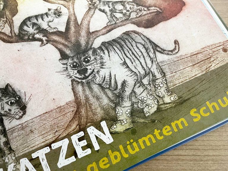 Doppelseite aus dem Buch "Die lustige Tierparade" mit Radierung von (Raub)Katzen auf einem Baum