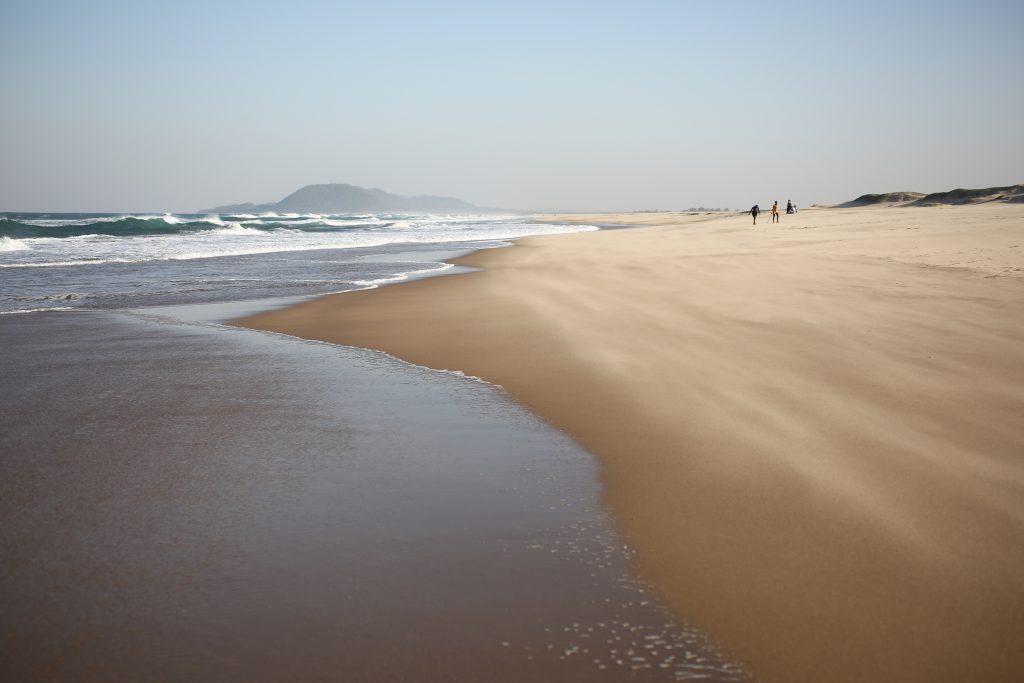 Strandszene am Indischen Ozean.