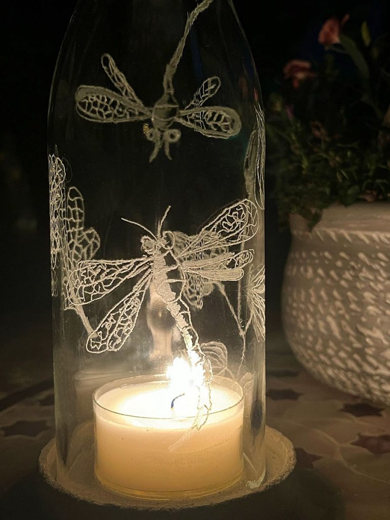 Ein stimmungsvolles Licht mit Libellen, die in Glas graviert wurden